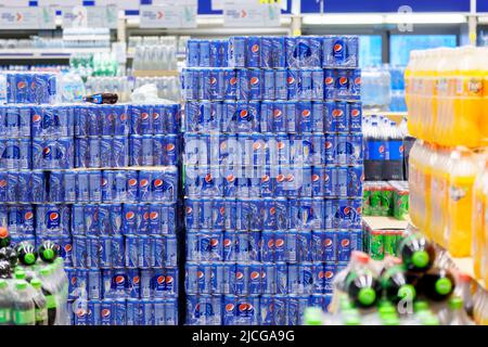 Tyumen, Russie-11 mai 2022: Emballages avec des canettes de pepsi en aluminium dans l'hypermarché. Mise au point sélective Banque D'Images