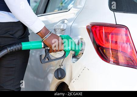 Les conducteurs ont vu remplir leur voiture à une station-service Shell de South Kensington. Les prix de l'essence restent élevés au-dessus de £100 par litre, calculés sur la base de Banque D'Images