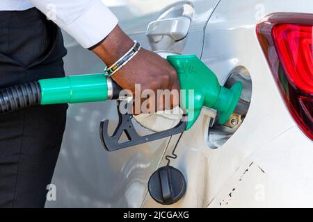 Les conducteurs ont vu remplir leur voiture à une station-service Shell de South Kensington. Les prix de l'essence restent élevés au-dessus de £100 par litre, calculés sur la base de Banque D'Images