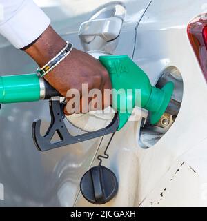 Les conducteurs ont vu remplir leur voiture à une station-service Shell de South Kensington. Les prix de l'essence restent élevés au-dessus de £100 par litre, calculés sur la base de Banque D'Images