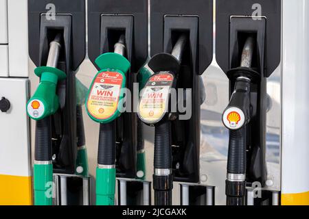 Les conducteurs ont vu remplir leur voiture à une station-service Shell de South Kensington. Les prix de l'essence restent élevés au-dessus de £100 par litre, calculés sur la base de Banque D'Images