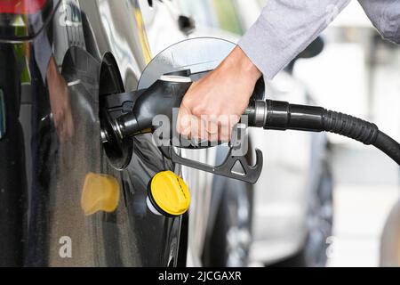 Les conducteurs ont vu remplir leur voiture à une station-service Shell de South Kensington. Les prix de l'essence restent élevés au-dessus de £100 par litre, calculés sur la base de Banque D'Images