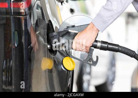 Les conducteurs ont vu remplir leur voiture à une station-service Shell de South Kensington. Les prix de l'essence restent élevés au-dessus de £100 par litre, calculés sur la base de Banque D'Images