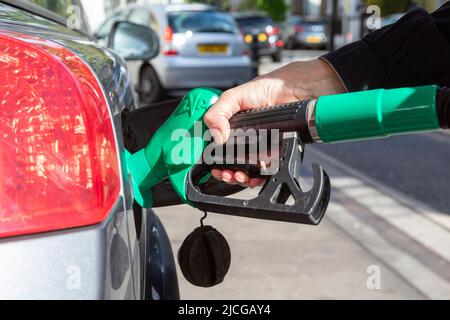 Les conducteurs ont vu remplir leur voiture à une station-service Shell de South Kensington. Les prix de l'essence restent élevés au-dessus de £100 par litre, calculés sur la base de Banque D'Images