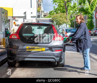 Les conducteurs ont vu remplir leur voiture à une station-service Shell de South Kensington. Les prix de l'essence restent élevés au-dessus de £100 par litre, calculés sur la base de Banque D'Images