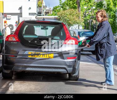 Les conducteurs ont vu remplir leur voiture à une station-service Shell de South Kensington. Les prix de l'essence restent élevés au-dessus de £100 par litre, calculés sur la base de Banque D'Images