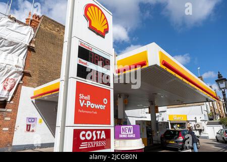 Les conducteurs ont vu remplir leur voiture à une station-service Shell de South Kensington. Les prix de l'essence restent élevés au-dessus de £100 par litre, calculés sur la base de Banque D'Images