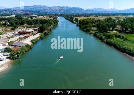Baia Domizia, Italie. 12th juin 2022. Embouchure de la rivière Garigliano qui, avec sa longueur de 38km, sépare la région du Latium de la région de la Campanie, ce qui en fait également l'un des fleuves italiens les plus pollués. Baia Domizia, Italie, 13 juin 2022. (Photo par Vincenzo Izzo/Sipa USA) crédit: SIPA USA/Alay Live News Banque D'Images