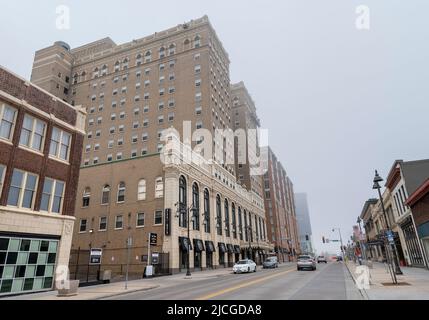 Duluth, Minnesota, États-Unis – 29 mai 2022 : une rue du centre-ville dans le brouillard du matin Banque D'Images