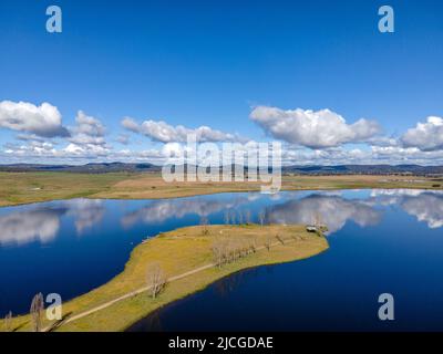 Vue aérienne au barrage de Rangers Valley, situé près de Glen Innes, en Nouvelle-Galles du Sud, en Australie, l'un des plus grands barrages privés de l'hémisphère sud Banque D'Images