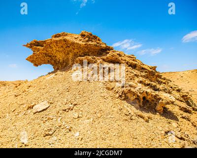 Le Rocher du Lion au milieu du Sahara marocain Banque D'Images