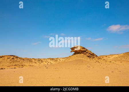 Le Rocher du Lion au milieu du Sahara marocain Banque D'Images