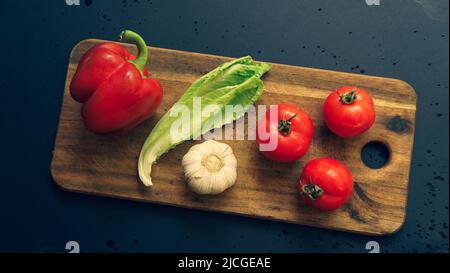 légumes frais et herbes sur une planche de bois ingrédients de salade Banque D'Images