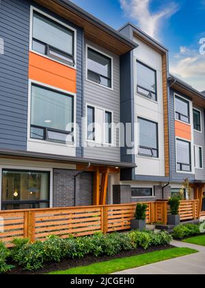 Maisons neuves en vente. Rangée de maisons neuves sur fond bleu ciel Banque D'Images