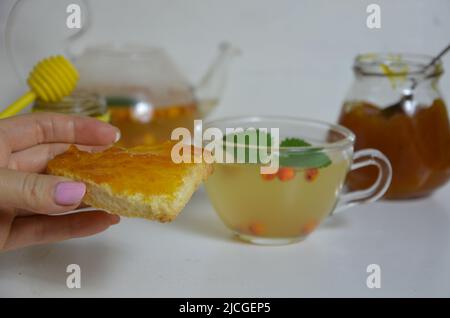 L'idée de protéger et de traiter la grippe avec des remèdes populaires en utilisant les branches saines de baie d'argousier avec des baies, avec du thé et du miel. Confiture Banque D'Images