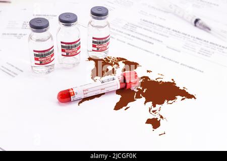 Carte du monde avec avancement du virus de la variole du singe, test de laboratoire avec tout le sang contaminé et les vaccins sur le côté Banque D'Images