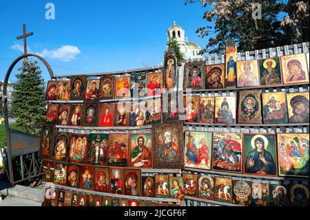 Icônes religieuses à vendre sur un marché aux puces près de la cathédrale Alexandre Nevski, Sofia, Bulgarie. Banque D'Images