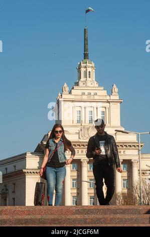 Le peuple bulgare vu en face de l'ancien bâtiment du Parti communiste à Sofia, Bulgarie. Banque D'Images