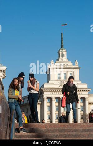 Jeunes bulgares vus en face de l'ancien bâtiment du Parti communiste à Sofia, Bulgarie. Banque D'Images