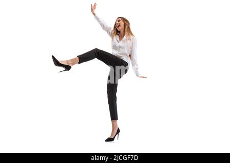 Potrait de jeune femme gaie, employé en tissu officiel sautant isolé sur fond blanc de studio Banque D'Images