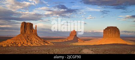 Panorama des Mittens et Merrick Butte au crépuscule, Monument Valley, Arizona, États-Unis. Banque D'Images