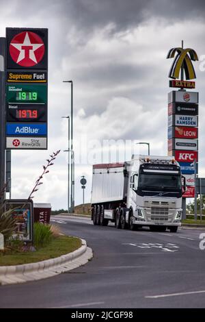 Leeds, West Yorkshire, Royaume-Uni. 13th juin 2022. Les prix du carburant à Skelton Lake Services est une zone de service d'autoroute exploitée par Extra, sur l'autoroute M1 près de Leeds, West Yorkshire, Angleterre. Crédit : Windmill Images/Alamy Live News Banque D'Images