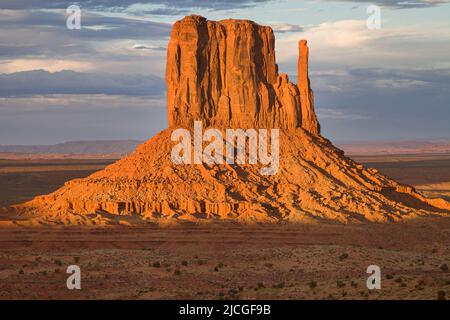 West Mitten Butte au crépuscule, Monument Valley, Arizona, États-Unis. Banque D'Images