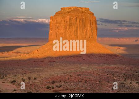 Merrick Butte au crépuscule, Monument Valley, Arizona, États-Unis. Banque D'Images