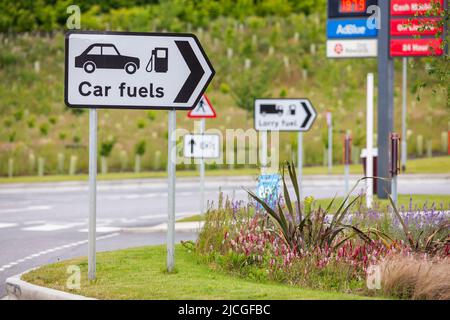 Leeds, West Yorkshire, Royaume-Uni. 13th juin 2022. Les prix du carburant à Skelton Lake Services est une zone de service d'autoroute exploitée par Extra, sur l'autoroute M1 près de Leeds, West Yorkshire, Angleterre. Crédit : Windmill Images/Alamy Live News Banque D'Images