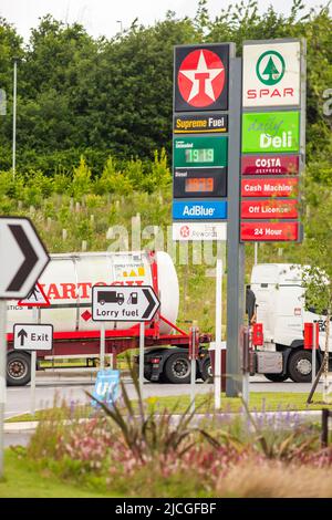 Leeds, West Yorkshire, Royaume-Uni. 13th juin 2022. Les prix du carburant à Skelton Lake Services est une zone de service d'autoroute exploitée par Extra, sur l'autoroute M1 près de Leeds, West Yorkshire, Angleterre. Crédit : Windmill Images/Alamy Live News Banque D'Images