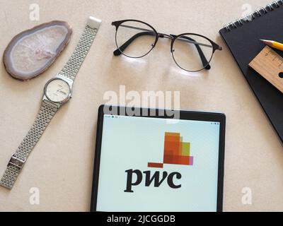 Dans cette illustration, un logo PricewaterhouseCoopers (PWC) apparaît sur une tablette. Banque D'Images