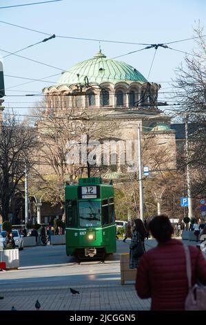 Sofia, Bulgarie. 1st avril 2019. Scènes de rue avec une église et tram dans le centre de Sofia, Bulgarie. (Image de crédit : © John Wreford/SOPA Images via ZUMA Press Wire) Banque D'Images