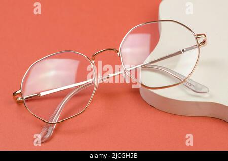 Lunettes élégantes pour femmes avec cadre blanc sur fond orange Banque D'Images