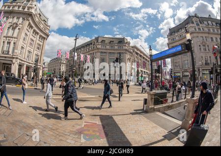 Oxford Street, Londres, Royaume-Uni. 13 juin 2022. Les drapeaux du Jubilé de platine sont suspendus au-dessus des rues commerçantes autour d'Oxford Circus lors d'une journée chaude dans cette vue à lentille fisheye. Crédit : Malcolm Park/Alay Live News. Banque D'Images