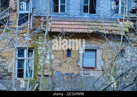 Seifersdorfer Tal, Wachau, Saxe, Allemagne: Ruines et lieu perdu du Seifersdorf Lower Mill dans le parc du Seifersdorfer Tal. Banque D'Images