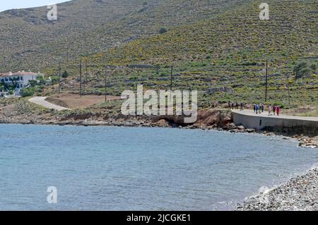 Groupe de marcheurs sérieux sur l'île de Tilos, près de Rhodes. Banque D'Images