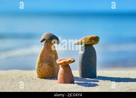 Trois champignons de pierre sur une plage de sable. Équilibre des pierres Banque D'Images