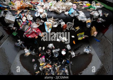 Marl, Allemagne. 13th juin 2022. Les déchets triés proviennent principalement des « sacs jaunes » qui s'enchaîne sur un tapis de l'usine de tri pour le conditionnement léger de la nouvelle société de services environnementaux Interzero. Au cours de la scission du groupe de déchets Alba, un des propriétaires a lancé une nouvelle entreprise. La société Interzero, qui se spécialise entre autres dans le tri et le traitement des déchets plastiques, a été présentée à Marl. Credit: Bernd Thissen/dpa/Alay Live News Banque D'Images