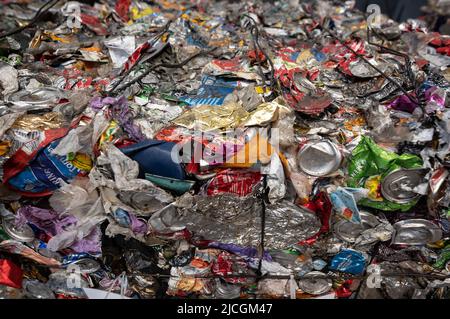 Marl, Allemagne. 13th juin 2022. Les déchets triés provenant principalement des « sacs jaunes » sont comprimés dans l'usine de tri pour l'emballage léger de la nouvelle société de services environnementaux Interzero. Au cours de la scission du groupe de déchets Alba, un des propriétaires a lancé une nouvelle entreprise. La société Interzero, qui se spécialise entre autres dans le tri et le traitement des déchets plastiques, a été présentée à Marl. Credit: Bernd Thissen/dpa/Alay Live News Banque D'Images