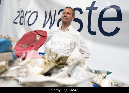 Marl, Allemagne. 13th juin 2022. Axel Schweizer, actionnaire et directeur général, se cache derrière les déchets triés pour recyclage lors d'une tournée de presse de la nouvelle société de services environnementaux Interzero. Dans le cadre de la scission de la société de déchets Alba, Axel Schweizer, l'un des propriétaires, a lancé une nouvelle société. À Marl, la société Interzero a été présentée, qui se spécialise, entre autres, dans le tri et le traitement des déchets plastiques. Credit: Bernd Thissen/dpa/Alay Live News Banque D'Images