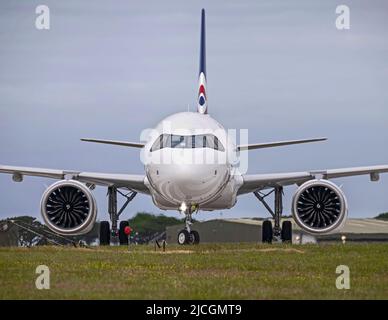 Le transport du Premier ministre Boris Johnson, un Airbus A321, G-GBNI, arrive à RNAS Culdrose près de Helston pour récupérer le Premier ministre après une visite dans le sud-ouest de Cornwall le 13th avril 2022 Banque D'Images