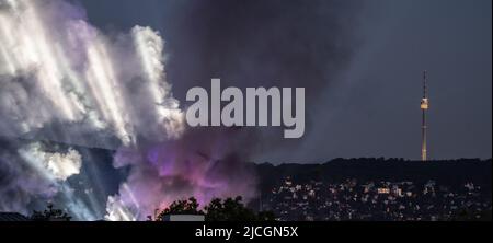 La tour de télévision de Stuttgart avec éclairage de concert et feux d'artifice d'un concert de Rammstein à proximité Banque D'Images