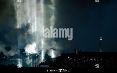 La tour de télévision de Stuttgart avec éclairage de concert et feux d'artifice d'un concert de Rammstein à proximité Banque D'Images