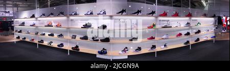 nike chicago store display rack vue panoramique de l'armoire à chaussures baskets haut de gamme nike outlet store jordans Banque D'Images