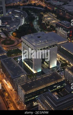 Vue de nuit sur Sheikh Zayed Road, Dubaï, eau, vue d'oiseau Banque D'Images