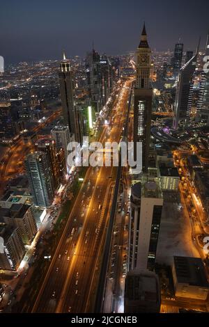 Vue de nuit sur des gratte-ciel sur Sheikh Zayed Road, lampadaires jaunes, Dubaï, eau, image drone Banque D'Images