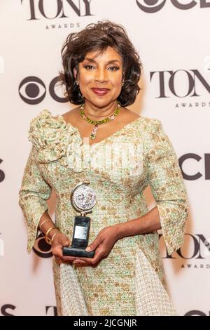 New York, États-Unis. 12th juin 2022. New York, NY - 12 juin 2022: Phylicia Rashad vainqueur de la meilleure performance par une actrice dans un rôle en vedette dans un jeu pour 'Keleton Key' poses dans la salle de presse à radio City Music Hall (photo par Lev Radin/Pacific Press) Credit: Pacific Press Media production Corp./Alay Live News Banque D'Images