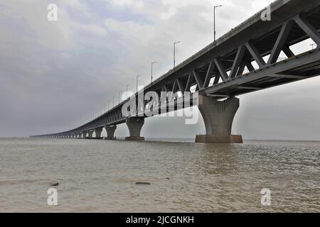 Munshiganj, Bangladesh - 12 juin 2022 : pont Padma à Munshiganj au Bangladesh. Le premier ministre de l'honorable Sheikh Hasina inaugurera le Padma Bridg Banque D'Images