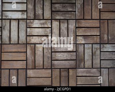 Terrasse de balcon aux couleurs pâles et altérées en gros plan. Carrelage géométrique en parquet. Banque D'Images