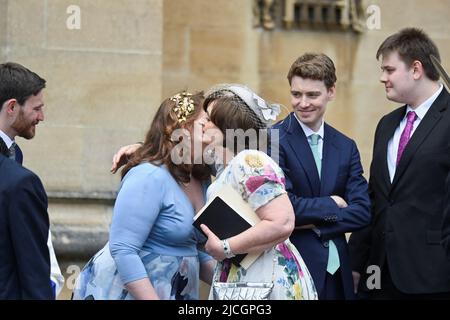 L'épouse de l'ancien Premier ministre Sir Tony Blair, Cherie Blair (au centre), et leurs enfants Kathryn, Euan (au centre-droit), Leo (à droite) et Nicky Blair (à gauche) arrivant pour le service annuel de l'ordre du Garter à la chapelle Saint-Georges, au château de Windsor. Date de la photo: Lundi 13 juin 2022. Banque D'Images